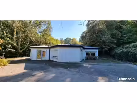 maison d’architecte en marguerite autour d’un patio – lisière de la forêt de carnelle