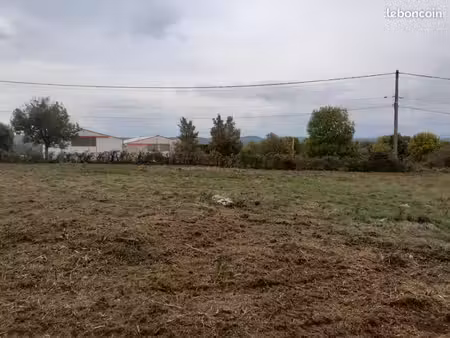 terrain constructible viabilisé de 1 070 m² – les rives (34)