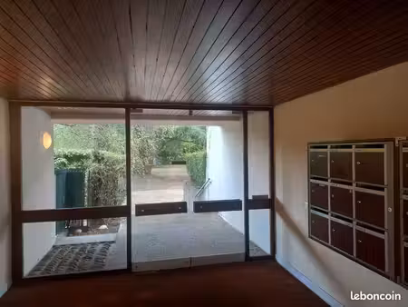 dans immeuble beau standing quartier allées de morlaas avec parking privé
