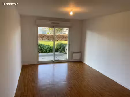 t2 40 m² rénové avec terrasse & parking privé – centre-bourg
