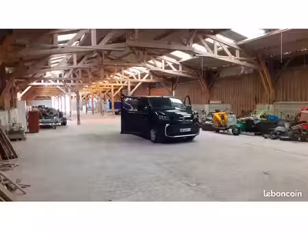 emplacements pour stockage véhicules collection sud omaha beach dans hangar fermé