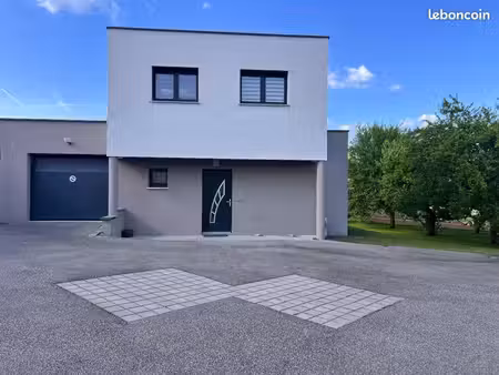 location de maison mitoyenne par les garages