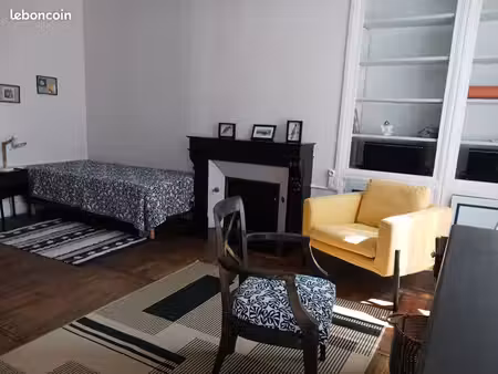grande chambre meublée dans un bel appartement