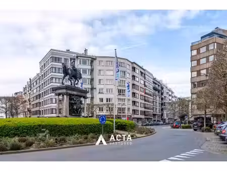 ruim appartement uitgevend op het leopold i plein