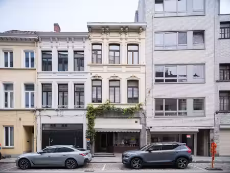te renoveren handelshuis (266 m²) met stadstuin. wonen en werken in het centrum van gent.