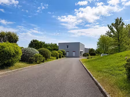 a vendre - batiment logisitque 1600m2 avec terrain 37 000m2 - courtes(01)
