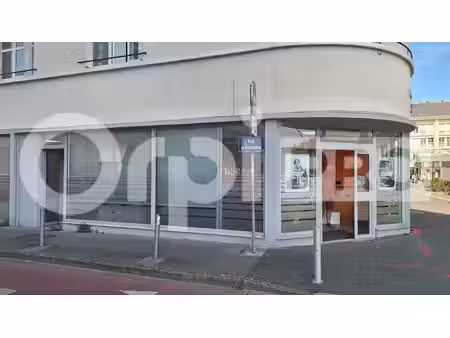 location commerce saint nazaire 44600 160m²