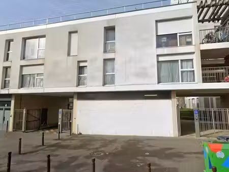 location commerce stains 93240 118m²