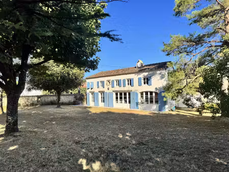 authentique charentaise dans son parc avec piscine et pool house