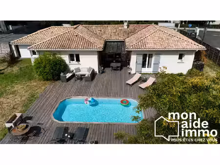 maison de plain-pied de 140 m² avec piscine sur un terrain d'en
