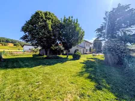maison individuelle composée d'un appartement t3 et t2 avec double garage et jardin.