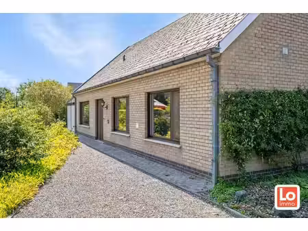 volledig te renoveren open woning met ruime afzonderlijke garage en tuin op een toplocatie