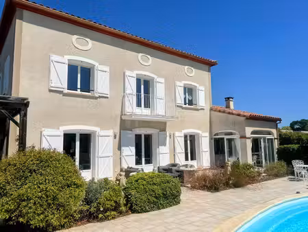 maison familiale indépendante avec piscine et jardins  à proximité du centre ville