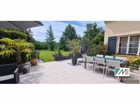 magnifique maison avec son grand jardin et garage