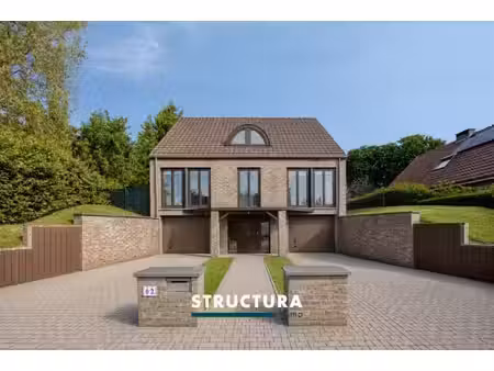 villa met 4 slaapkamers en 2 garages