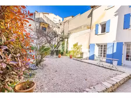 maison de caractère avec cours et terrasses - rare avec potentiel