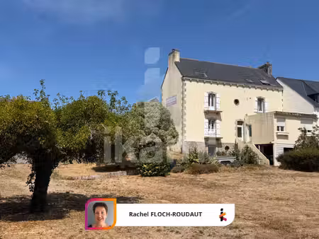 ensemble immobilier incluant un local commercial  une habitation et un terrain...