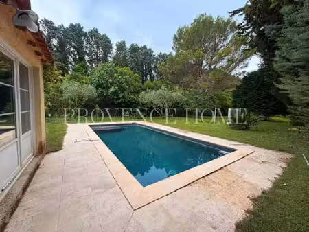maison de plain-pied de 102 m² de surface utile  piscine  pool house  proche de...