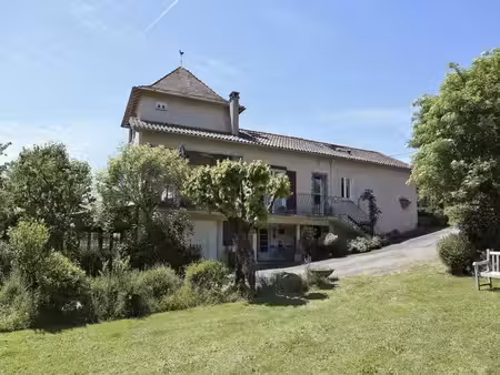 domaine avec 6 gîtes et maison principale