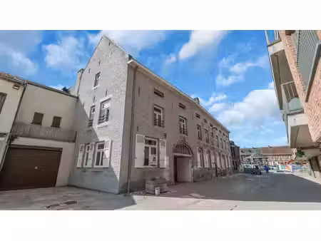 gelijkvloers appartement met terras en private parking. uitstekende ligging aan de vernieu