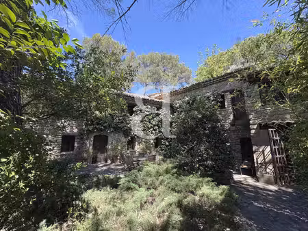 mas en pierre dans un coin de verdure à carpentras