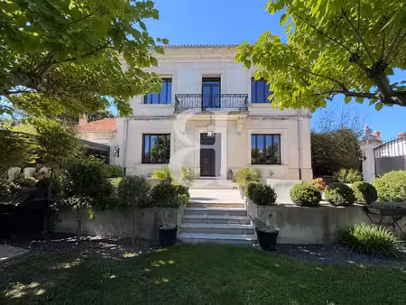élégante maison de maître bourgeoise avec jardin arboré proc