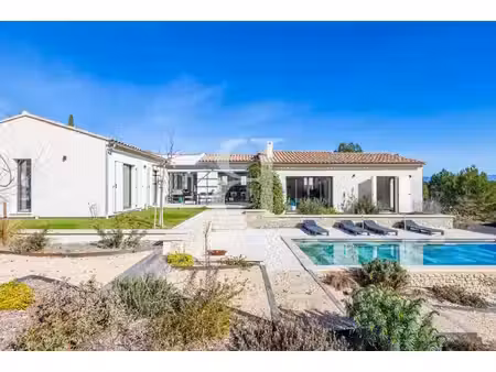 villa récente avec piscine et vue dégagée à vendre dans un h