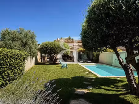 villa récente lumineuse avec piscine et vue sur le luberon à v