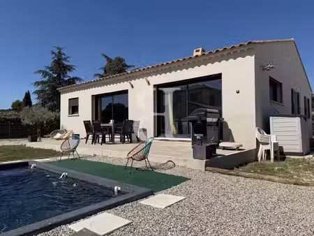 belle villa moderne avec piscine dans un quartier recherché de
