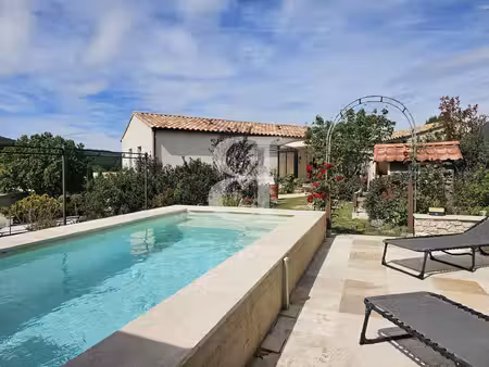 villa récente avec piscine et vue dégagée dans la région de