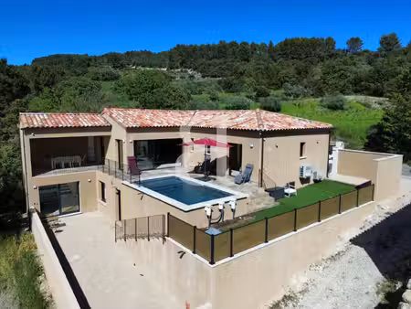 villa récente de plain-pied sur les hauteurs avec vue à vacque