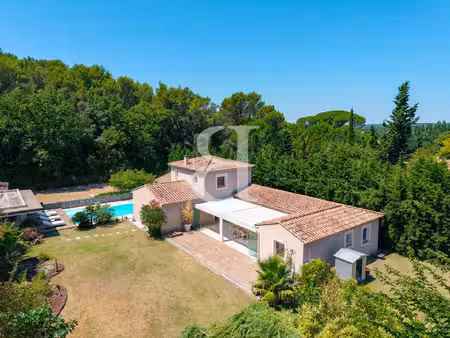 villa contemporaine avec piscine dans un lotissement privé et s