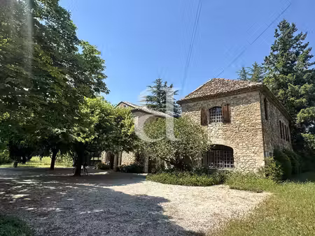 mas en pierres avec piscine et terrain au coeur de vaison-la-rom