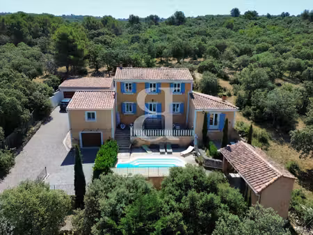 villa traditionelle sur les hauteurs avec vue  piscine et studio