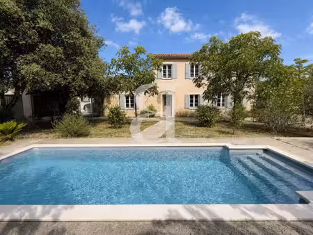 charmante villa  avec piscine  garages et dépendances à carpen