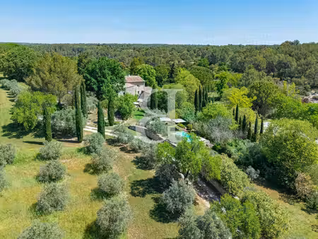 authentique mas en pierre avec piscine et dépendances dans un e