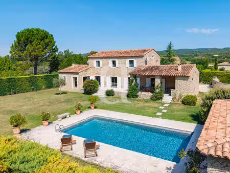 propriété en pierre à gordes avec vue sur le luberon