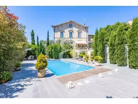 authentique et spacieuse maison de maître avec piscine dans un