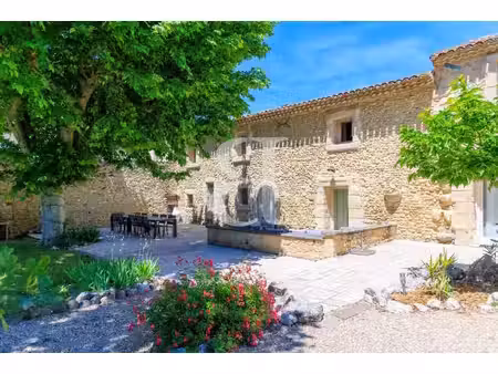 authentique mas en pierre dans la région de l'isle sur la sorgu