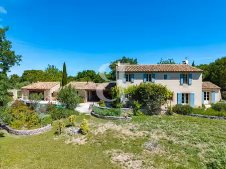 bastide provençale avec piscine chauffée  chambre indépendant