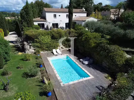 spacieuse et confortable villa à proximité du centre village