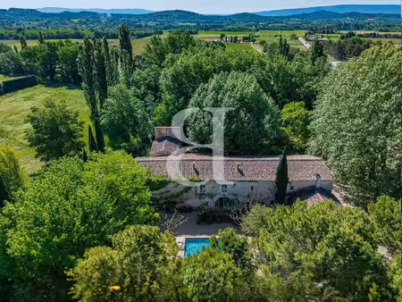 domaine d'exception à vendre proche de gordes avec vue dégagé