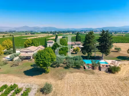 magnifique domaine viticole avec gîtes au pied du mont ventoux