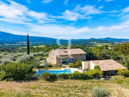 authentique propriété en pierres avec piscine et vue sur le mo