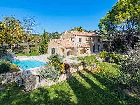 charmante propriété avec terrain et piscine à vaison-la-romai