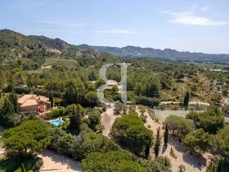 maison d'architecte avec piscine et tennis aux baux de provence