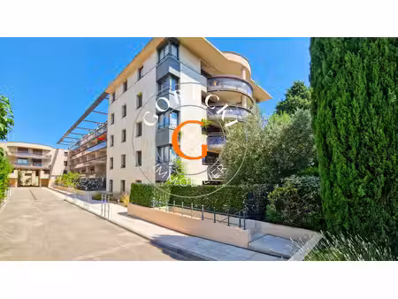 a vendre avignon intra-muros  bel appartement t3 avec vue sur les remparts