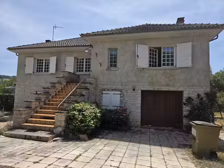 maison traditionnelle composée de 3 logements avec grand jardin