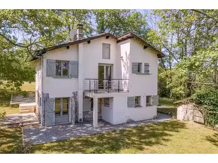 propriété de campagne avec jardin et vue