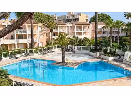 exclusivité golfe-juan  2/3p   aperçu mer - résidence avec piscine - parking.